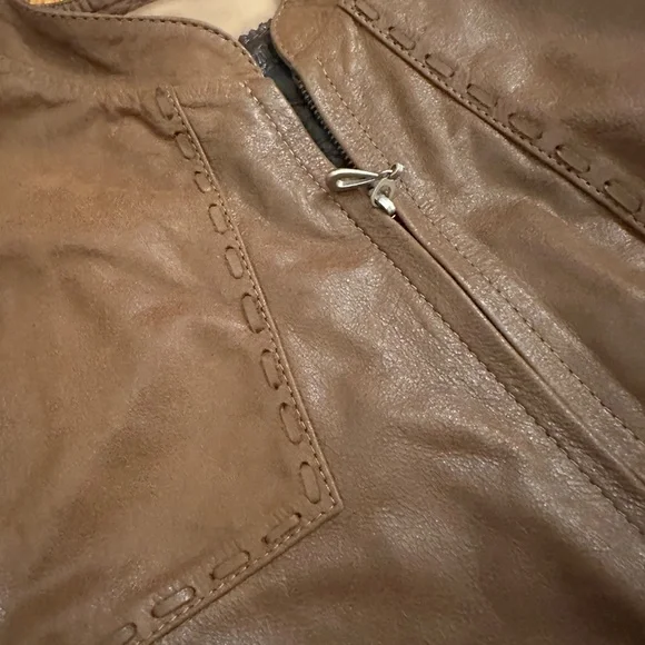Chic Women's Brown Leather Jacket - Picture 3 of 10